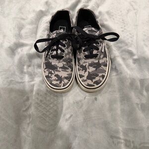 Vans Kids Shark-Print Canvas Sneakers in Gray and Black
